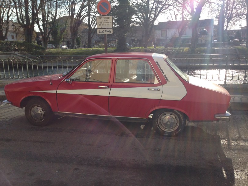 Funky car in L-Isle-sur-la-Sorgue
